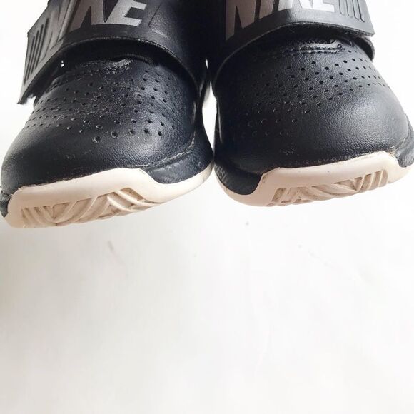 Nike team hustle D8 sneakers EUC size 6 - Picture 5 of 8